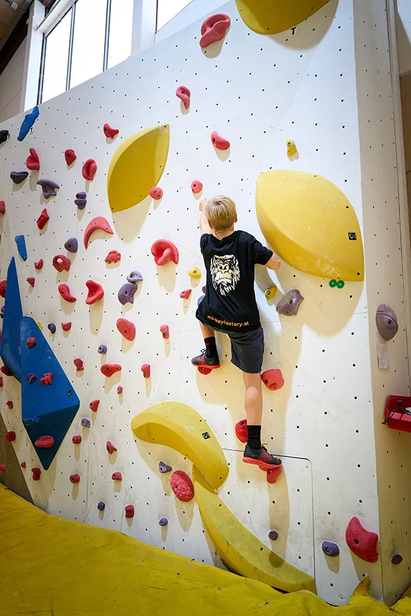 Kinder Junge klettert