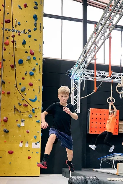 Junge springt auf Reifen