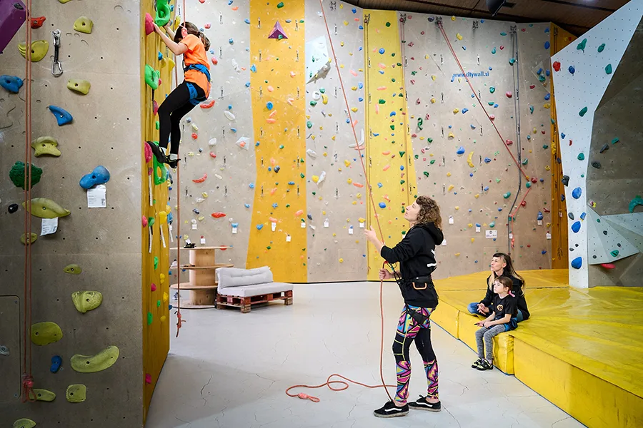 Trainer der Klettertraining durchführt