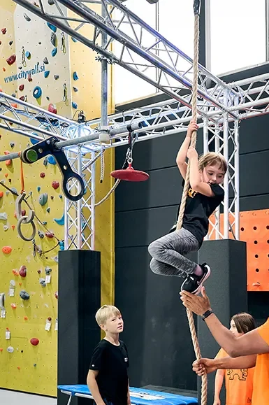 Trainer lehrt wie man an einem Seil klettert