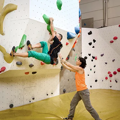 Monkey-Factory-Klettern-Trainer-der-Klettertraining-durchfuehrt