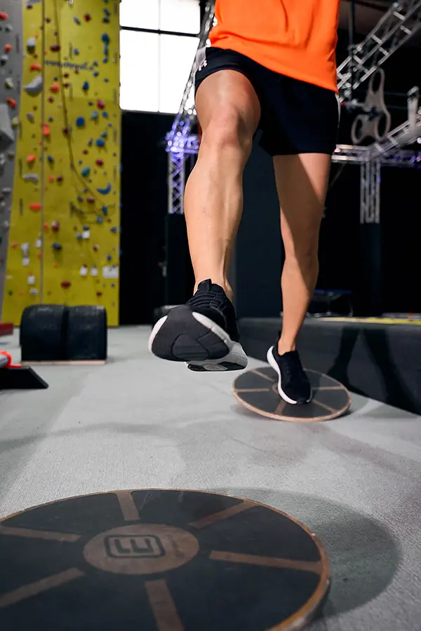 Frau springt auf einen speziellen Sport Simulator