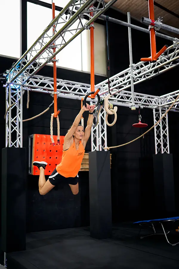 Frau trainiert in der Kletterarena