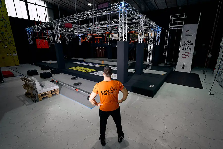 Mann steht vor der Kletterarena